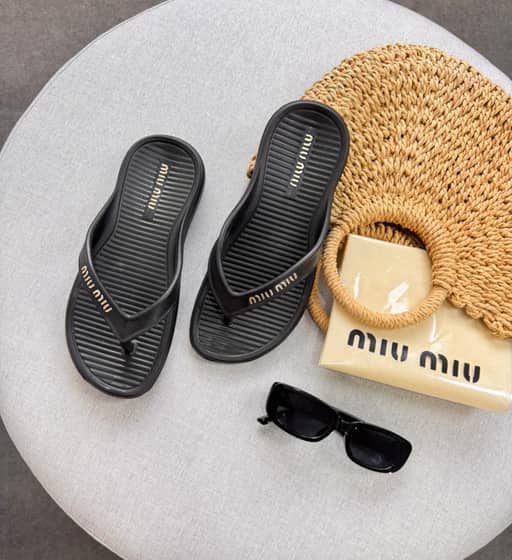 Chinelos miu miu