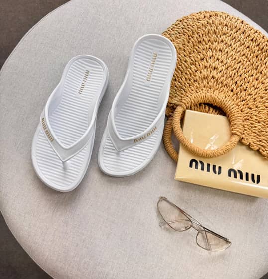 Chinelos miu miu