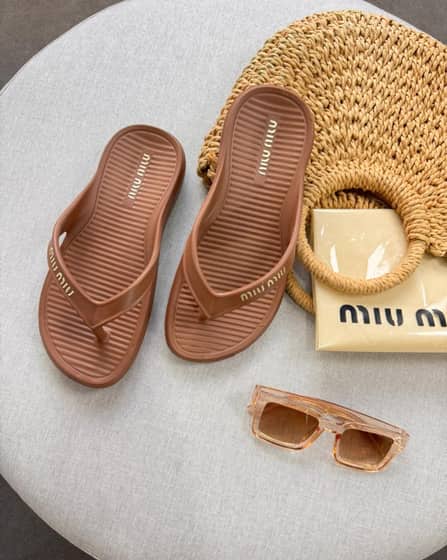 Chinelos miu miu